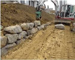 pose d un enrochement a la pelle équiper d'une pince